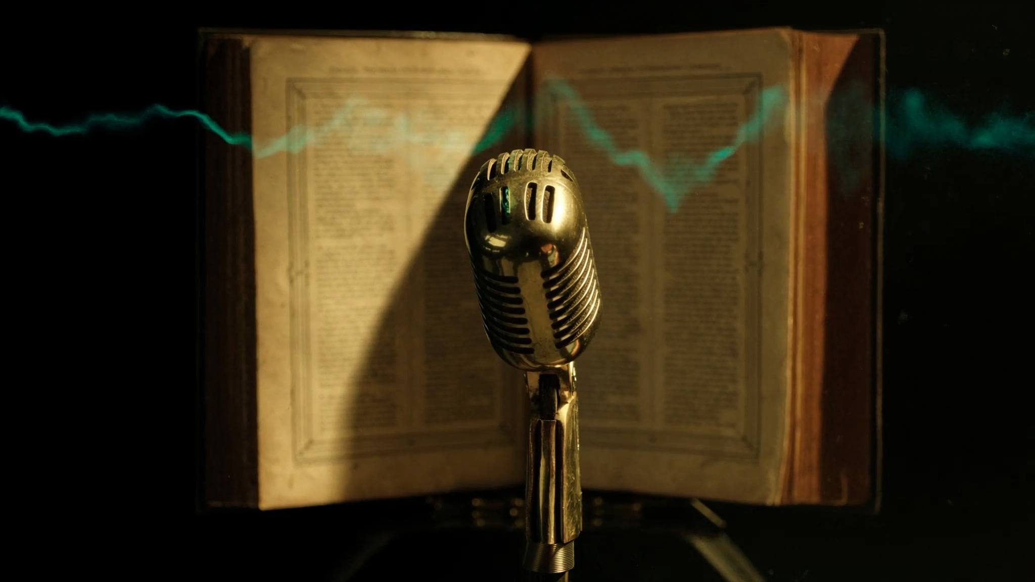 Altes Mikrofon vor einem aufgeschlagenen Buch, teal leuchtende Schallwelle